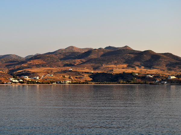 Croisière au large de Kimolos et Polyaigos, îles satellites de Milos. Septembre 2011.