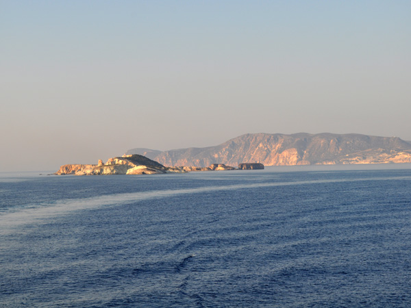 Croisière au large de Kimolos et Polyaigos, îles satellites de Milos. Septembre 2011.