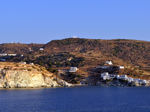 Croisière au large de Kimolos et Polyaigos, îles satellites de Milos. Septembre 2011.