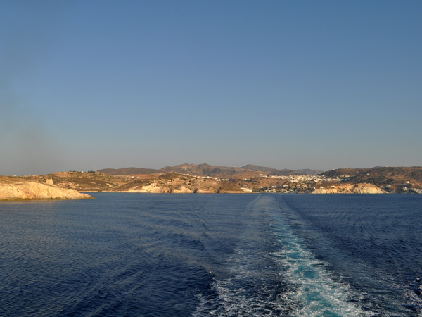 Croisière au large de Kimolos et Polyaigos, îles satellites de Milos. Septembre 2011.