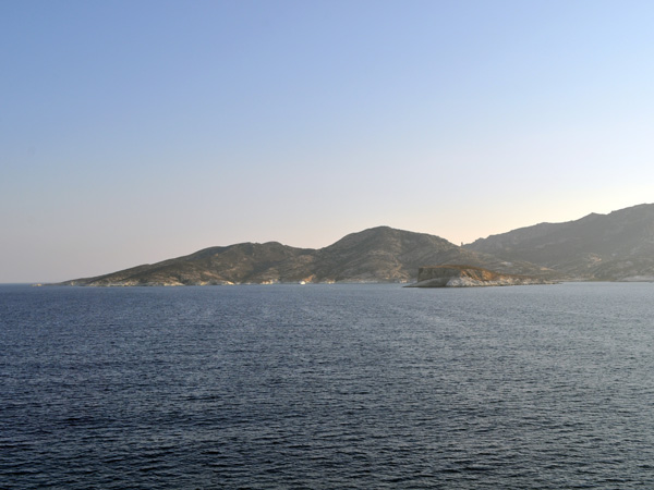 Croisière au large de Kimolos et Polyaigos, îles satellites de Milos. Septembre 2011.