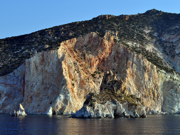 Croisière au large de Kimolos et Polyaigos, îles satellites de Milos. Septembre 2011.