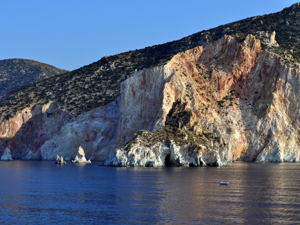 Croisière au large de Kimolos et Polyaigos, îles satellites de Milos. Septembre 2011.