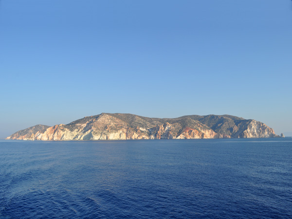 Croisière au large de Kimolos et Polyaigos, îles satellites de Milos. Septembre 2011.