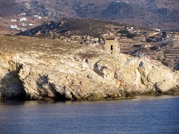 Croisière au large de Kimolos et Polyaigos, îles satellites de Milos. Septembre 2011.