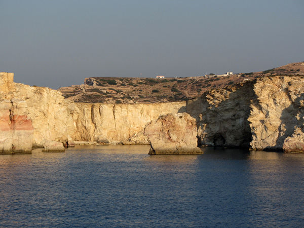 Croisière au large de Kimolos et Polyaigos, îles satellites de Milos. Septembre 2011.