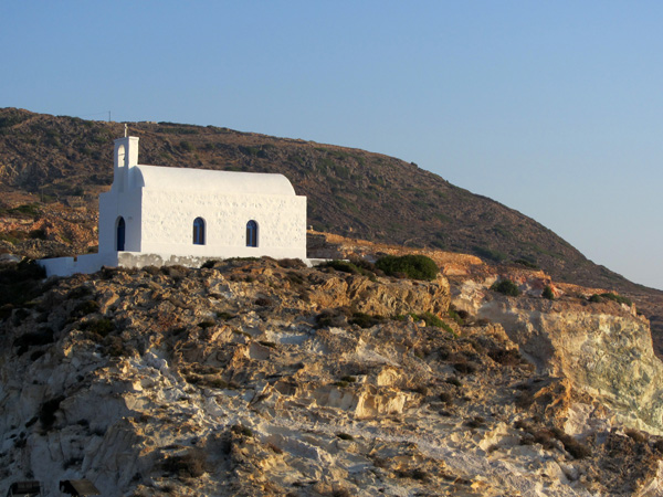 Croisière au large de Kimolos et Polyaigos, îles satellites de Milos. Septembre 2011.