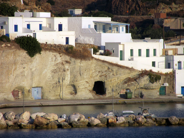 Croisière au large de Kimolos et Polyaigos, îles satellites de Milos. Septembre 2011.