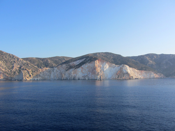 Croisière au large de Kimolos et Polyaigos, îles satellites de Milos. Septembre 2011.