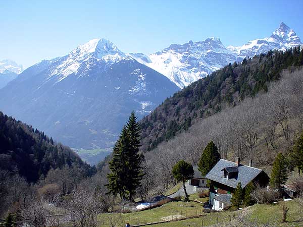 Vue depuis le village de Morcles, perché au-dessus de Lavey-les-Bains.