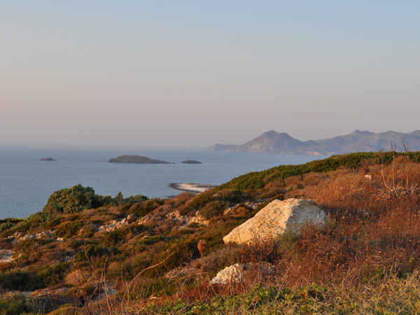 Aspects de Milos, l'île volcanique des Cyclades où fut retrouvée la Vénus de Milo. Septembre 2011.