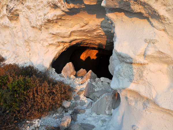 Aspects de Milos, l'île volcanique des Cyclades où fut retrouvée la Vénus de Milo. Septembre 2011.