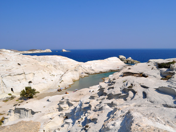 Aspects de Milos, l'île volcanique des Cyclades où fut retrouvée la Vénus de Milo. Septembre 2011.