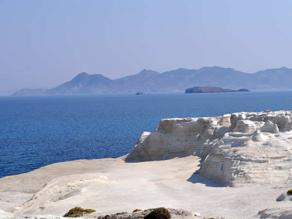 Aspects de Milos, l'île volcanique des Cyclades où fut retrouvée la Vénus de Milo. Septembre 2011.