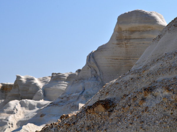 Aspects de Milos, l'île volcanique des Cyclades où fut retrouvée la Vénus de Milo. Septembre 2011.