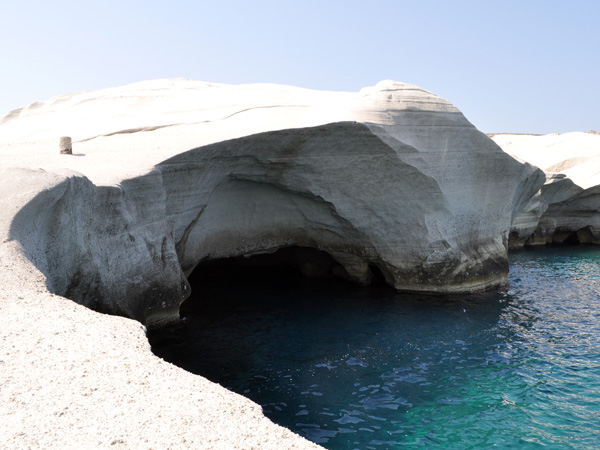 Aspects de Milos, l'île volcanique des Cyclades où fut retrouvée la Vénus de Milo. Septembre 2011.