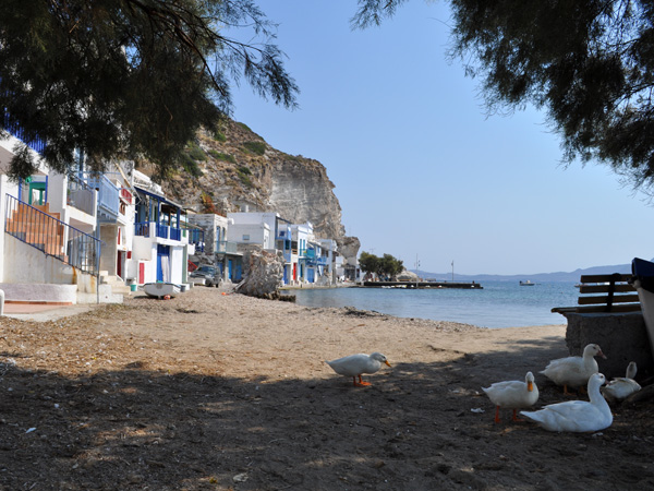 Aspects de Milos, l'île volcanique des Cyclades où fut retrouvée la Vénus de Milo. Septembre 2011.