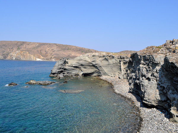 Aspects de Milos, l'île volcanique des Cyclades où fut retrouvée la Vénus de Milo. Septembre 2011.