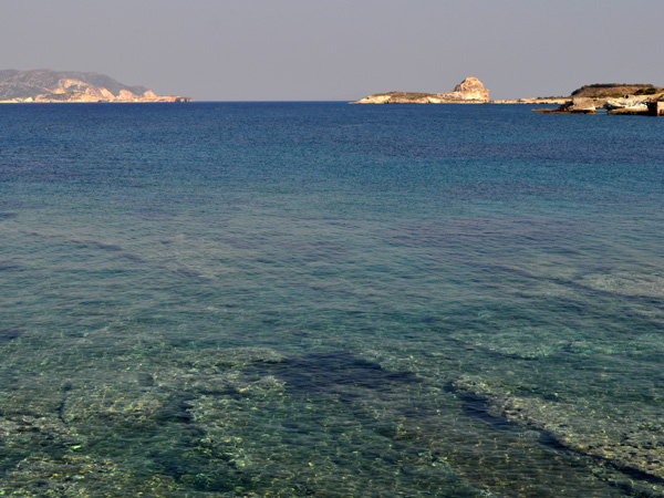 Aspects de Milos, l'île volcanique des Cyclades où fut retrouvée la Vénus de Milo. Septembre 2011.