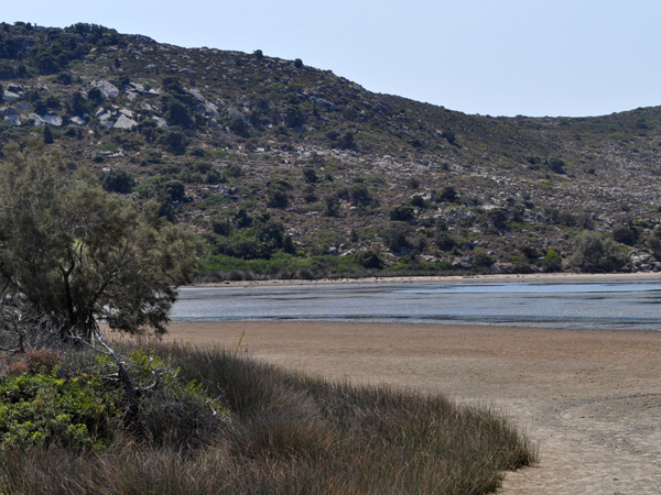 Aspects de Milos, l'île volcanique des Cyclades où fut retrouvée la Vénus de Milo. Septembre 2011.