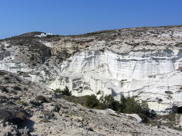 Aspects de Milos, l'île volcanique des Cyclades où fut retrouvée la Vénus de Milo. Septembre 2011.