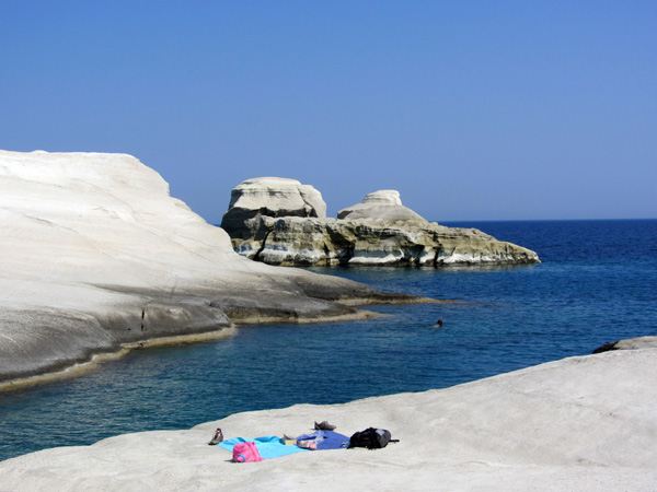 Aspects de Milos, l'île volcanique des Cyclades où fut retrouvée la Vénus de Milo. Septembre 2011.