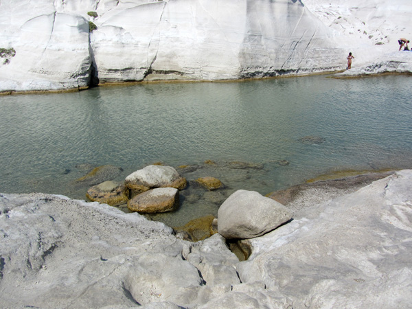 Aspects de Milos, l'île volcanique des Cyclades où fut retrouvée la Vénus de Milo. Septembre 2011.