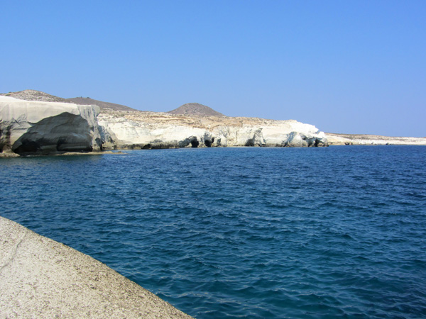 Aspects de Milos, l'île volcanique des Cyclades où fut retrouvée la Vénus de Milo. Septembre 2011.