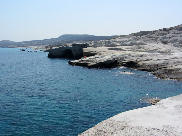 Aspects de Milos, l'île volcanique des Cyclades où fut retrouvée la Vénus de Milo. Septembre 2011.