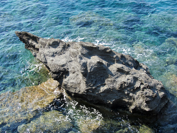 Aspects de Milos, l'île volcanique des Cyclades où fut retrouvée la Vénus de Milo. Septembre 2011.