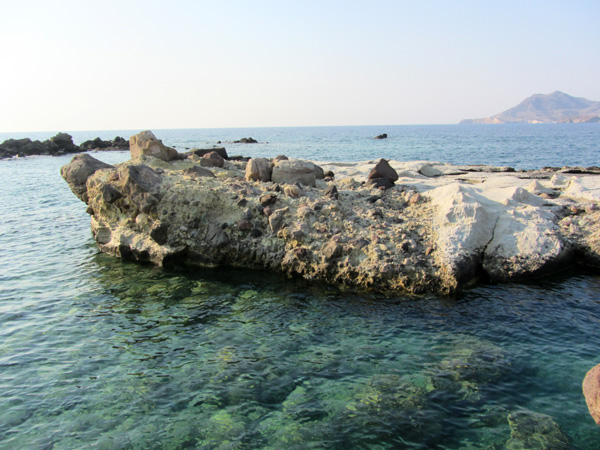 Aspects de Milos, l'île volcanique des Cyclades où fut retrouvée la Vénus de Milo. Septembre 2011.