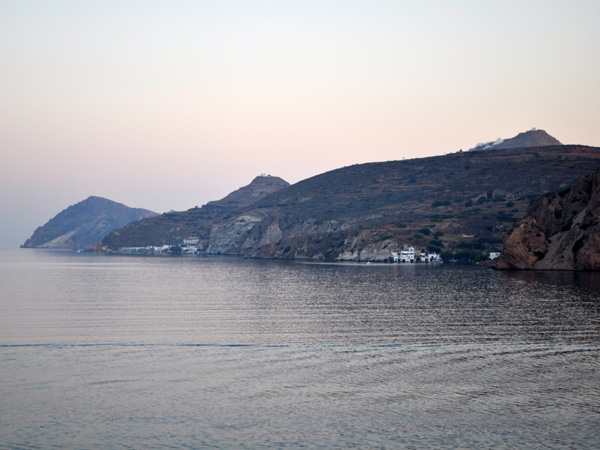 Aspects de Milos, l'île volcanique des Cyclades où fut retrouvée la Vénus de Milo. Septembre 2011.