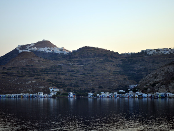 Aspects de Milos, l'île volcanique des Cyclades où fut retrouvée la Vénus de Milo. Septembre 2011.