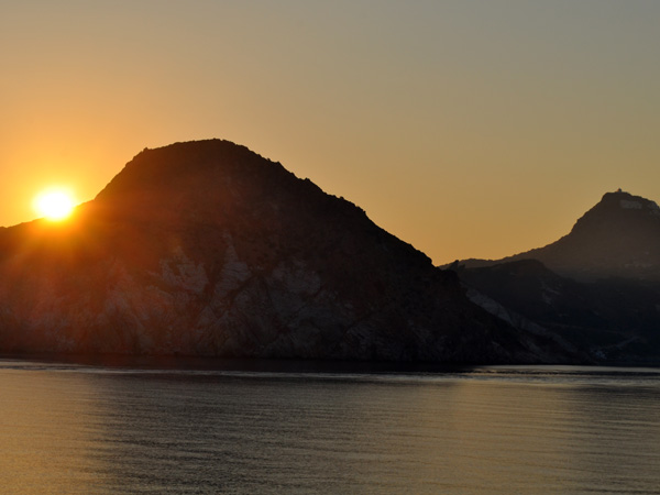 Aspects de Milos, l'île volcanique des Cyclades où fut retrouvée la Vénus de Milo. Septembre 2011.