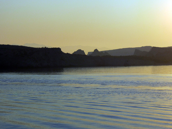 Aspects de Milos, l'île volcanique des Cyclades où fut retrouvée la Vénus de Milo. Septembre 2011.