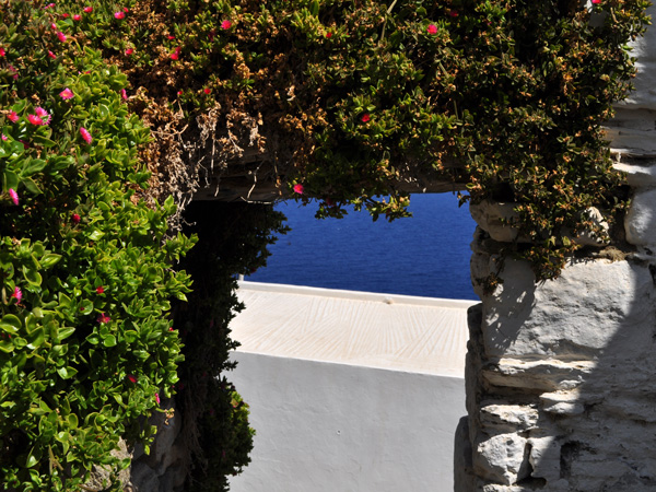 Aspects de Sifnos, une île peu connue des Cyclades, dont la gastronomie est très réputée. Septembre 2011.