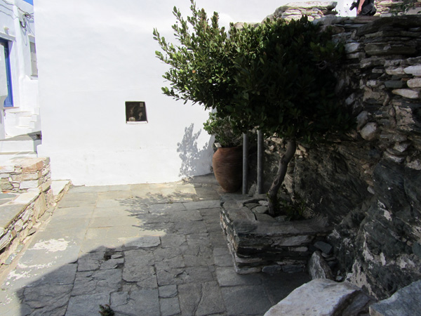 Aspects de Sifnos, une île peu connue des Cyclades, dont la gastronomie est très réputée. Septembre 2011.