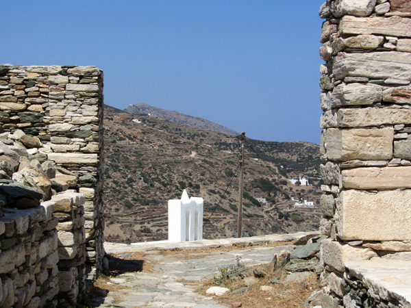 Aspects de Sifnos, une île peu connue des Cyclades, dont la gastronomie est très réputée. Septembre 2011.