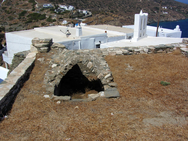 Aspects de Sifnos, une île peu connue des Cyclades, dont la gastronomie est très réputée. Septembre 2011.