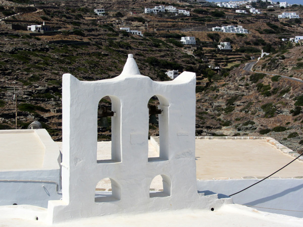 Aspects de Sifnos, une île peu connue des Cyclades, dont la gastronomie est très réputée. Septembre 2011.