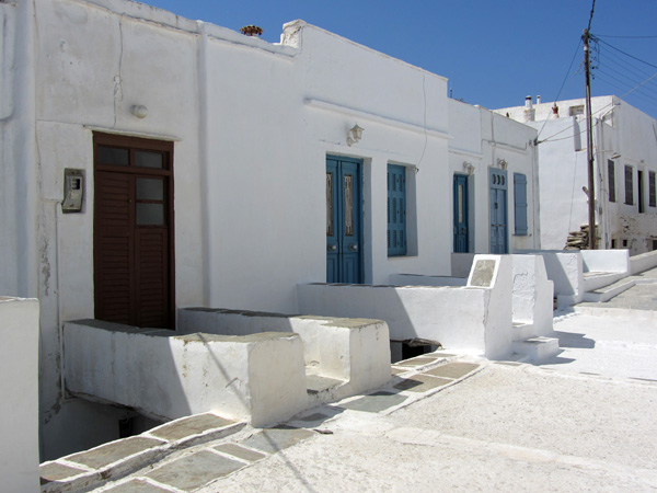 Aspects de Sifnos, une île peu connue des Cyclades, dont la gastronomie est très réputée. Septembre 2011.