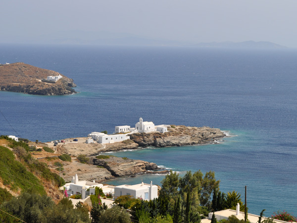 Aspects de Sifnos, une île peu connue des Cyclades, dont la gastronomie est très réputée. Septembre 2011.