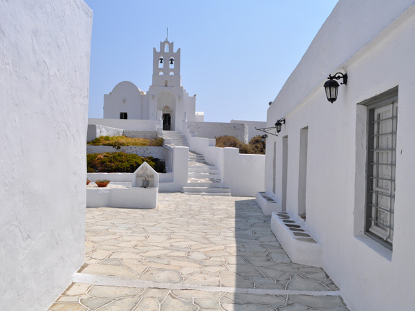 Aspects de Sifnos, une île peu connue des Cyclades, dont la gastronomie est très réputée. Septembre 2011.