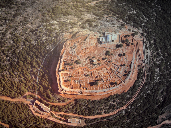 Aspects de Sifnos, une île peu connue des Cyclades, dont la gastronomie est très réputée. Septembre 2011.