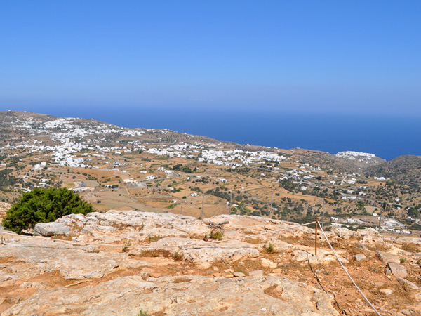 Aspects de Sifnos, une île peu connue des Cyclades, dont la gastronomie est très réputée. Septembre 2011.