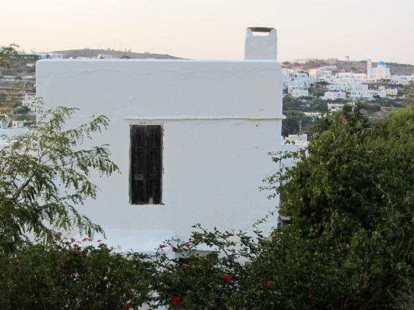 Aspects de Sifnos, une île peu connue des Cyclades, dont la gastronomie est très réputée. Septembre 2011.