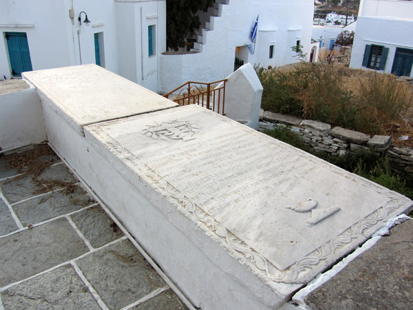 Aspects de Sifnos, une île peu connue des Cyclades, dont la gastronomie est très réputée. Septembre 2011.