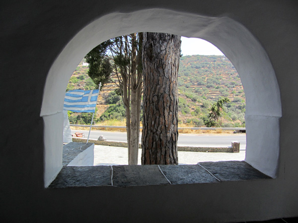 Aspects de Sifnos, une île peu connue des Cyclades, dont la gastronomie est très réputée. Septembre 2011.