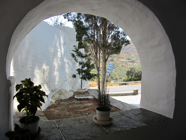 Aspects de Sifnos, une île peu connue des Cyclades, dont la gastronomie est très réputée. Septembre 2011.