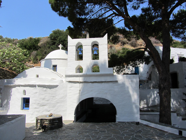 Aspects de Sifnos, une île peu connue des Cyclades, dont la gastronomie est très réputée. Septembre 2011.